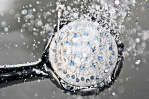 Grohe douchekop met stromend water, elegant en efficiënt, geïnstalleerd door Esveld Installatie.