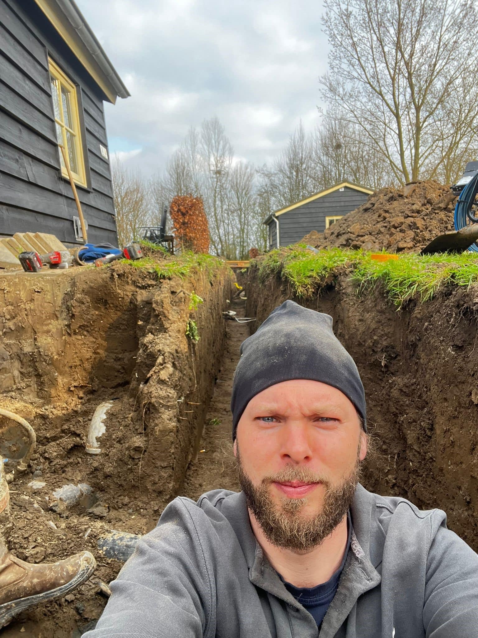 "Clint van Esveld Installatie werkt aan een uitgegraven riool op een camping in de polder van Lage Zwaluwe."