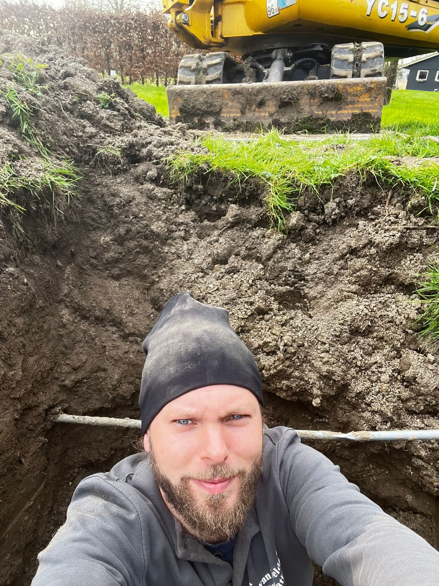 "Clint van Esveld Installatie werkt aan een uitgegraven riool op een camping in de polder van Lage Zwaluwe."