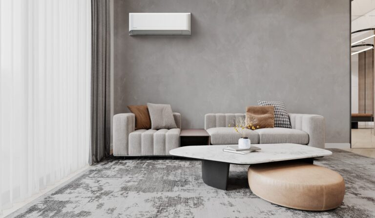 Airco binnenunit aan de wand in een woonkamer, geschikt voor koelen en verwarmen