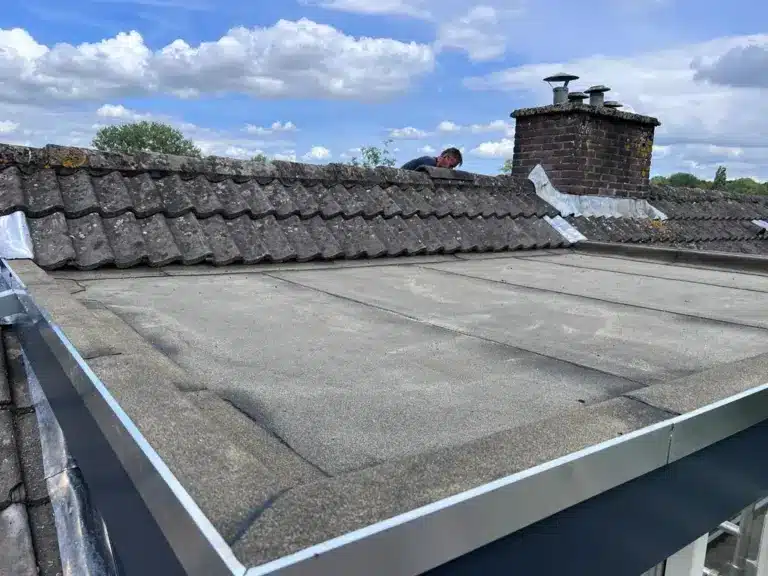 Waterdichte zinken deklijst en kraalrand plaatsen als duurzame afwerking voor de dakrand van een plat dak.