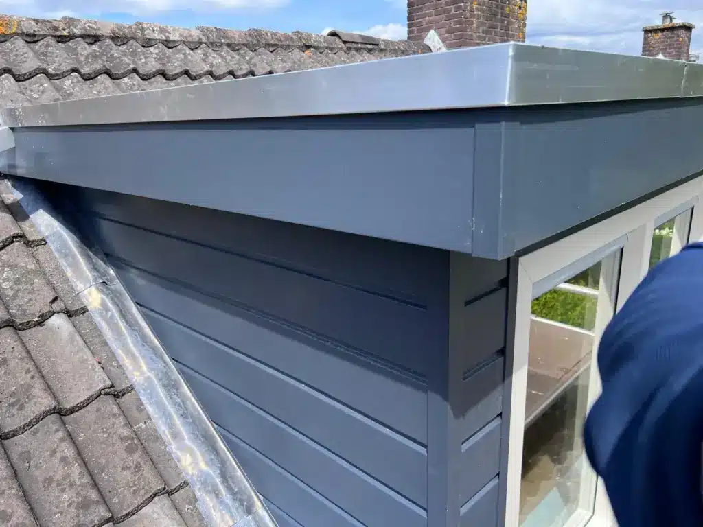 Dakkapel bekleden met zink voorzien van een op maat gemaakte zinken dakrand en strakke zink afwerking.