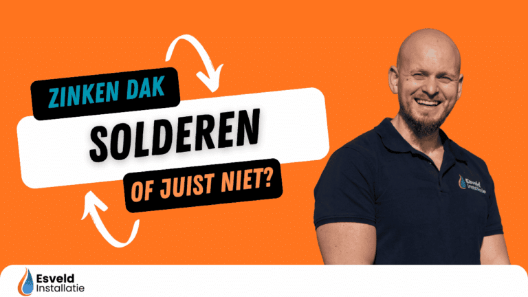 Ambachtelijk zinken dakgoot solderen en waterdicht repareren door een zinkwerker in plaats van zinklijm gebruiken.