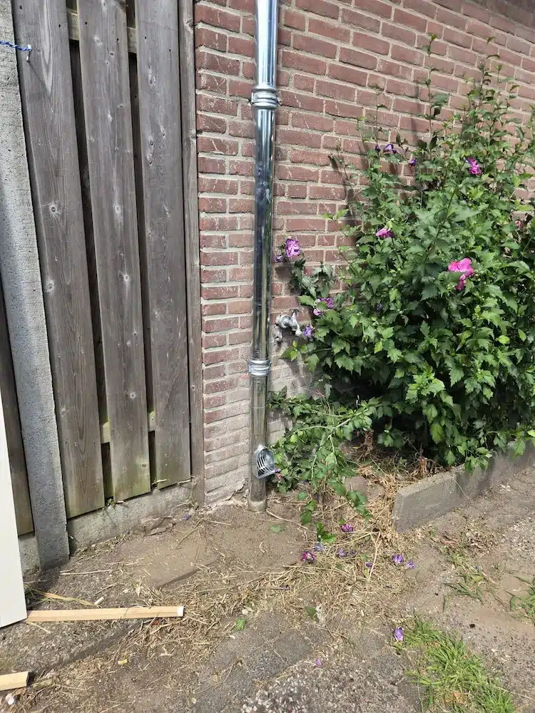Bladvanger op de nieuwe hemelwaterafvoer houdt bladeren en vuil uit de afvoerbuis