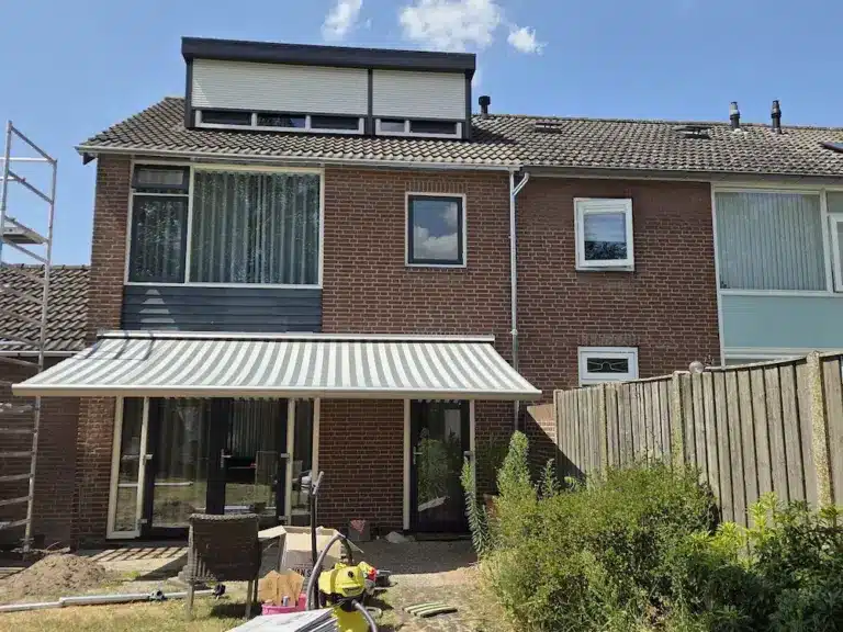 Achtergevel van de woning waar de dakgoot aan voor- en achterzijde is vervangen