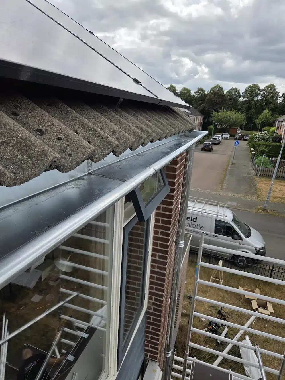 Vervangen dakgoot over de volledige lengte van de woning met de bus van Esveld Installatie op straat