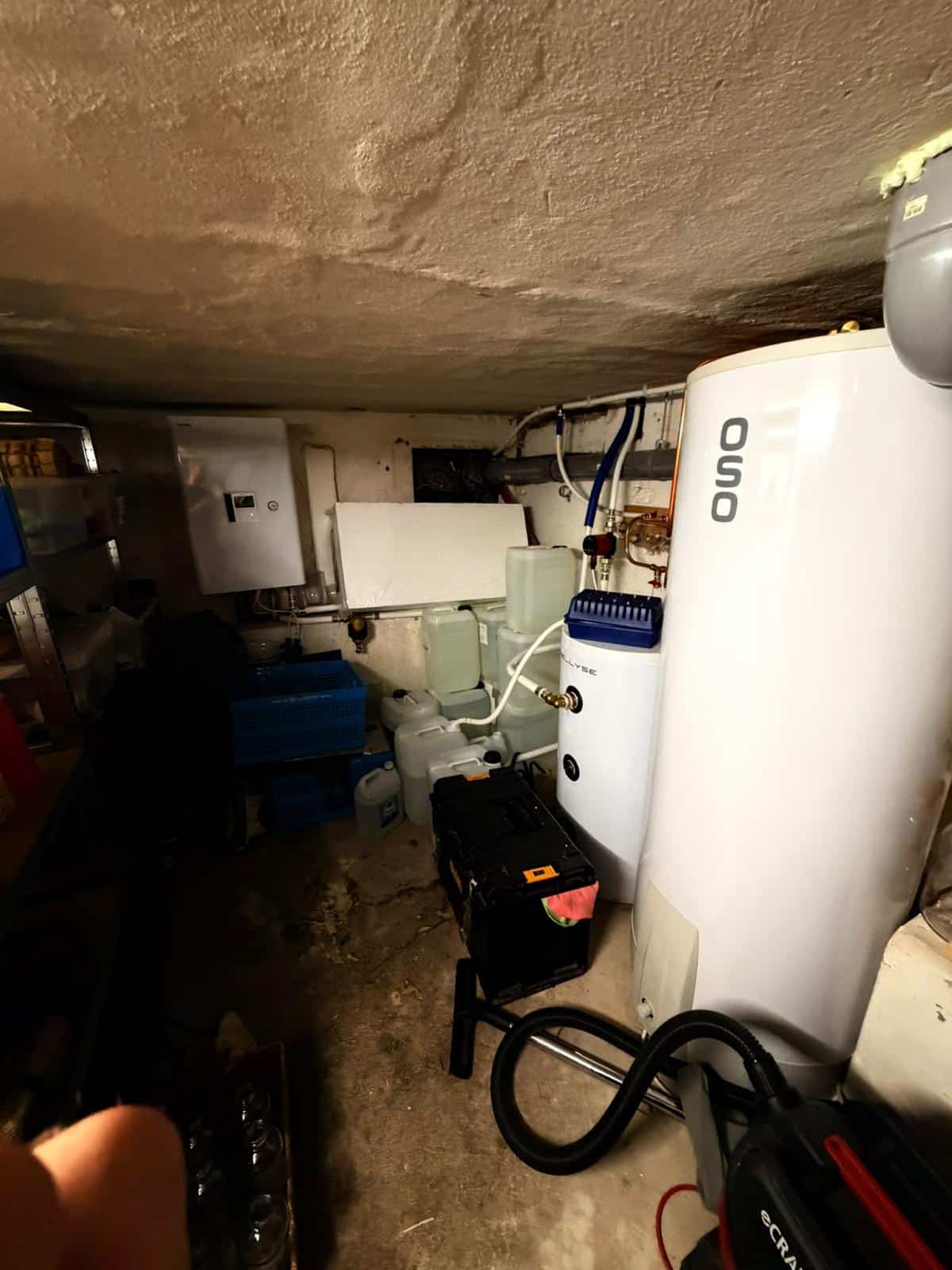 Kelder met Toshiba hydromodule aan de wand, buffervat en OSO boiler