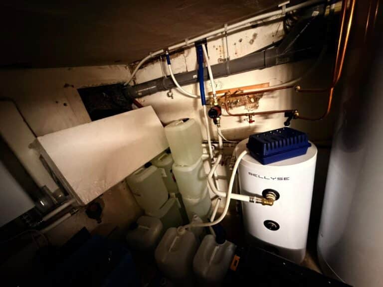 Buffervat met leidingwerk en de OSO boiler rechts in de kelder