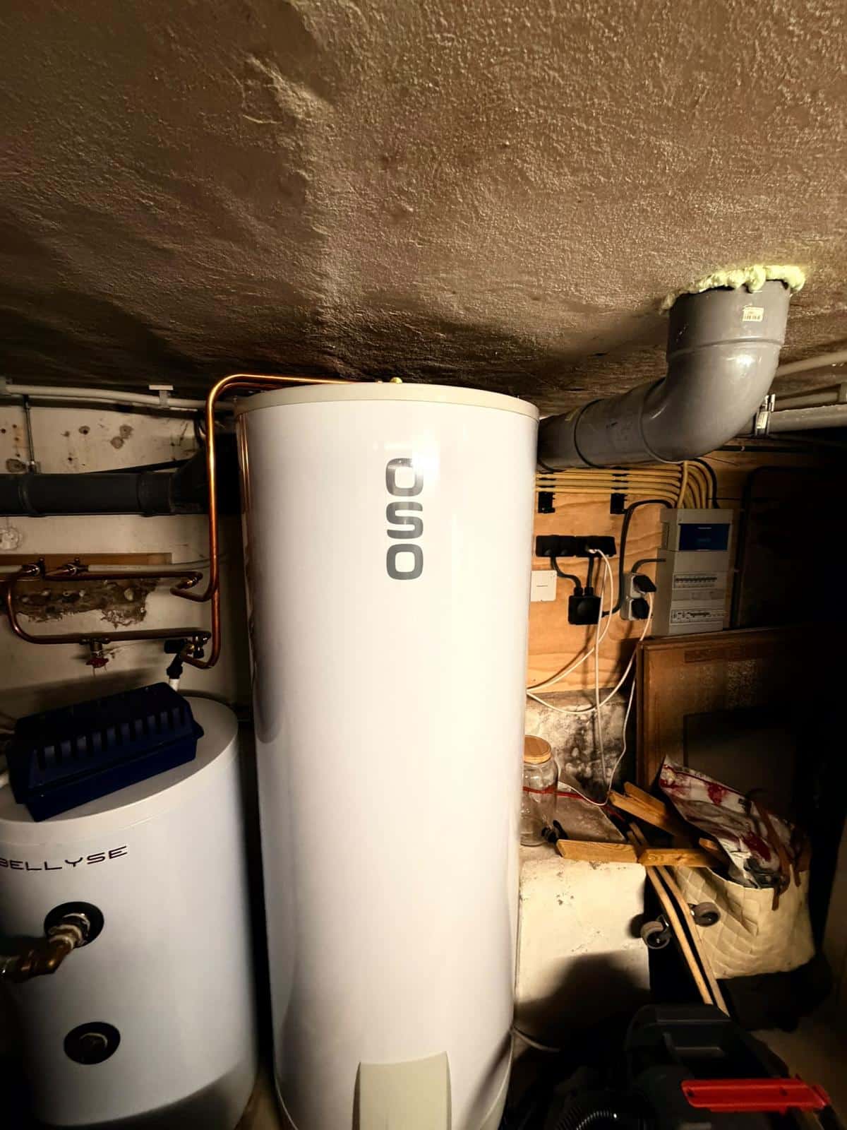 OSO boiler naast een buffervat met koperen leidingen en groepenkast