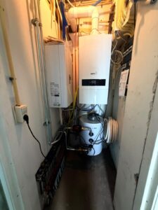 Hybride warmtepompopstelling met Toshiba hydromodule, Nefit cv-ketel, buffervat en vloerverwarmingsverdeler