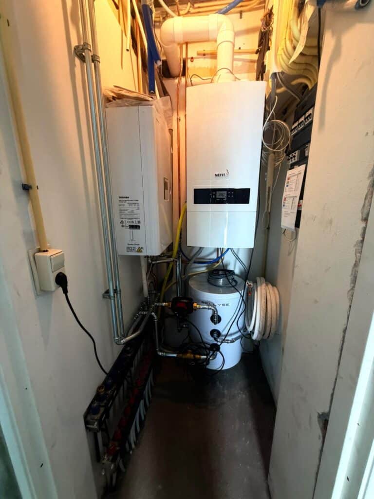 Hybride warmtepompopstelling met Toshiba hydromodule, Nefit cv-ketel, buffervat en vloerverwarmingsverdeler