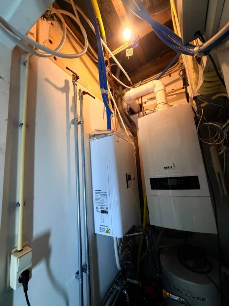Toshiba hydromodule en Nefit cv-ketel met leidingwerk, gezien van opzij