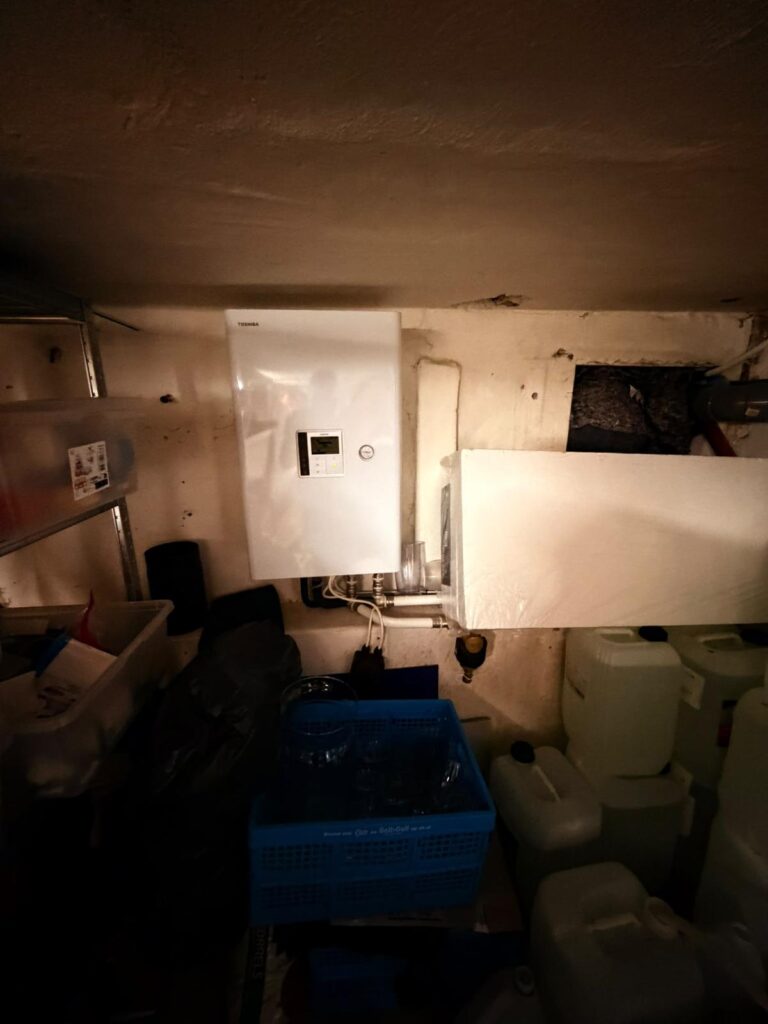Toshiba Estia hydromodule van de warmtepomp aan de wand in de kelder